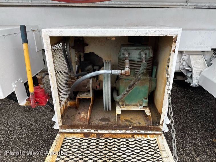 image for item EG2250 1997 Ford F700 scissor lift truck