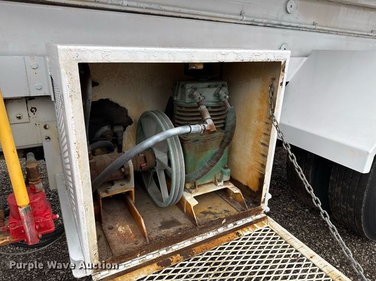 image for item EG2250 1997 Ford F700 scissor lift truck