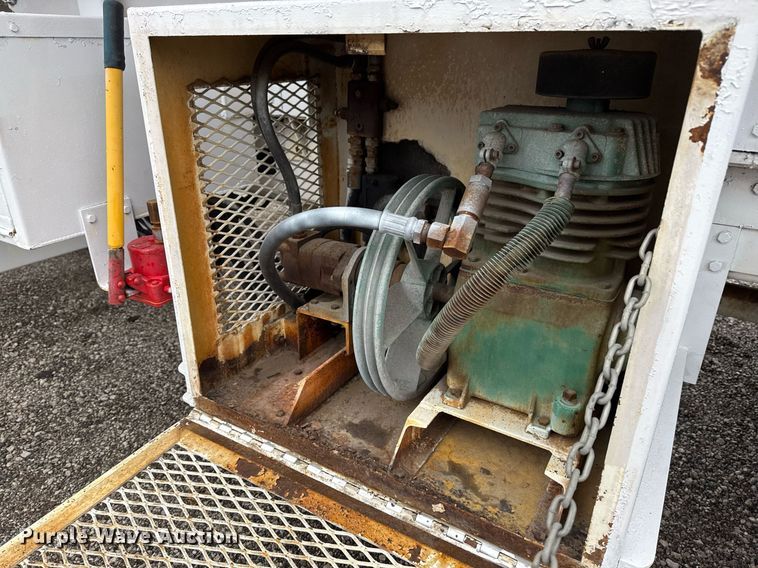 image for item EG2250 1997 Ford F700 scissor lift truck