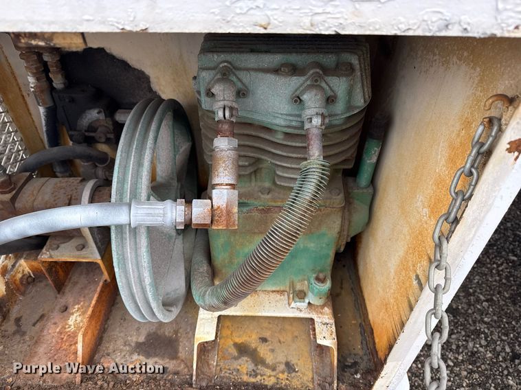 image for item EG2250 1997 Ford F700 scissor lift truck