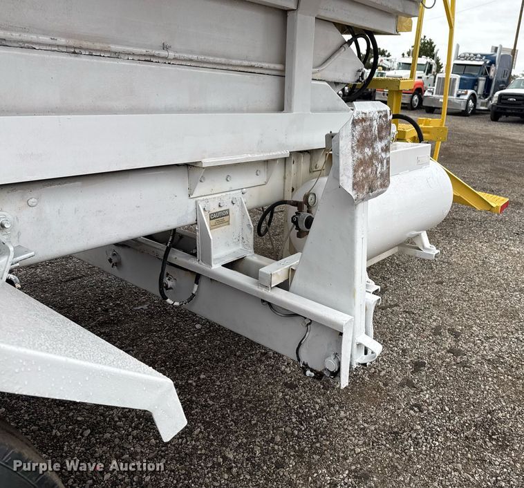 image for item EG2250 1997 Ford F700 scissor lift truck