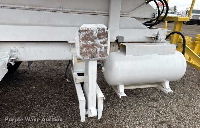 image for item EG2250 1997 Ford F700 scissor lift truck