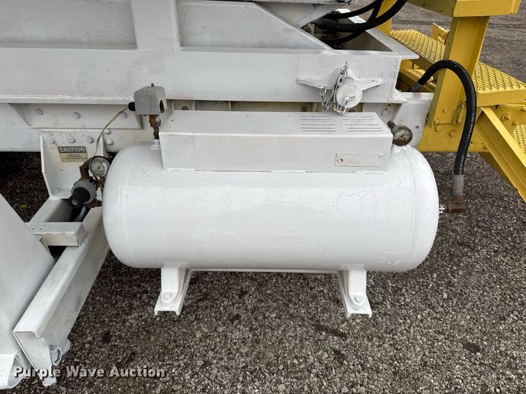 image for item EG2250 1997 Ford F700 scissor lift truck