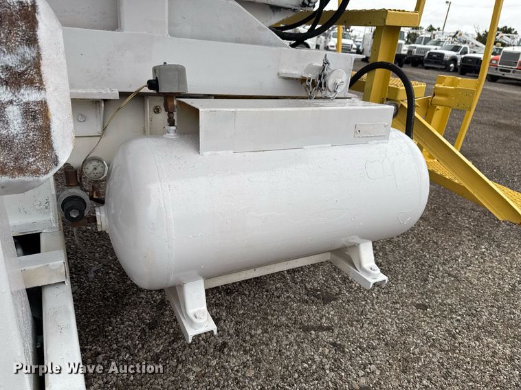 image for item EG2250 1997 Ford F700 scissor lift truck