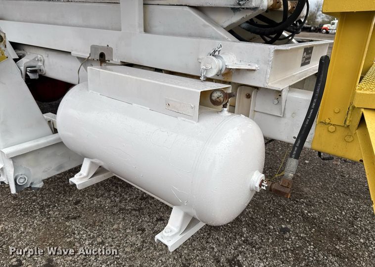 image for item EG2250 1997 Ford F700 scissor lift truck