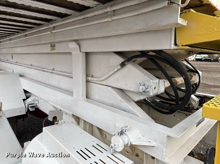 image for item EG2250 1997 Ford F700 scissor lift truck