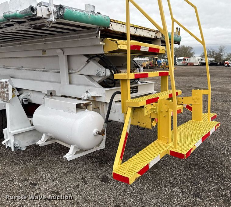 image for item EG2250 1997 Ford F700 scissor lift truck