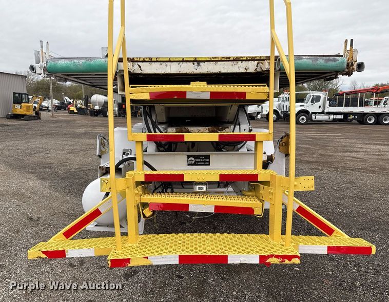 image for item EG2250 1997 Ford F700 scissor lift truck