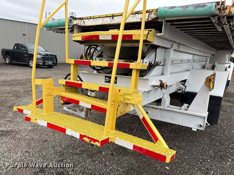 image for item EG2250 1997 Ford F700 scissor lift truck