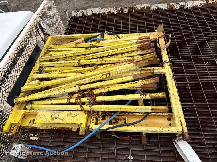 image for item EG2250 1997 Ford F700 scissor lift truck