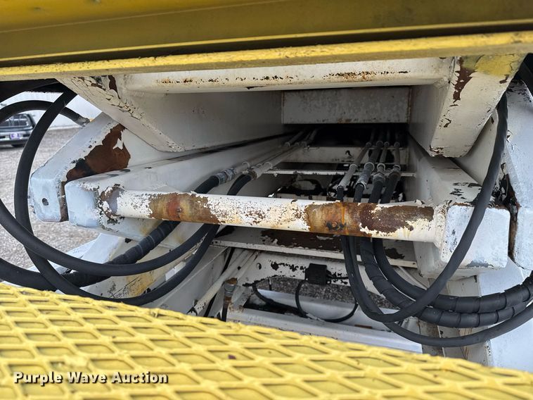 image for item EG2250 1997 Ford F700 scissor lift truck