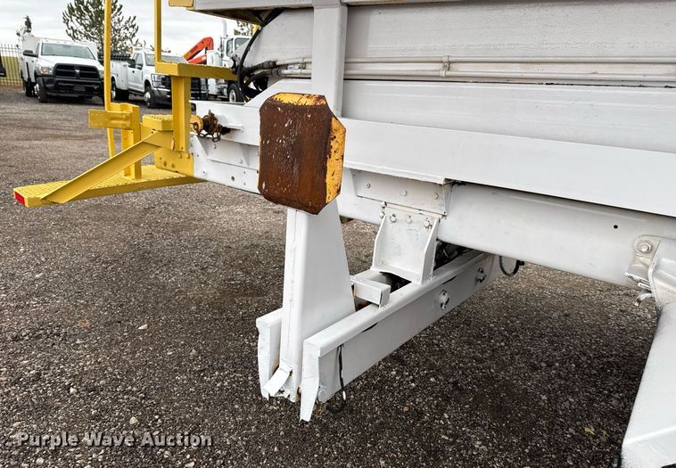 image for item EG2250 1997 Ford F700 scissor lift truck