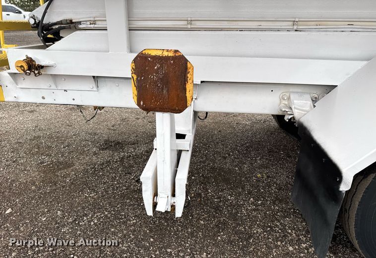 image for item EG2250 1997 Ford F700 scissor lift truck