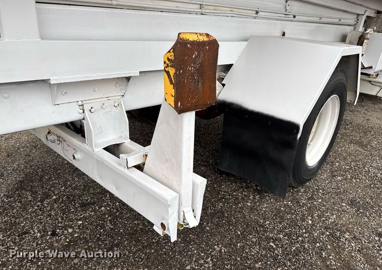 image for item EG2250 1997 Ford F700 scissor lift truck