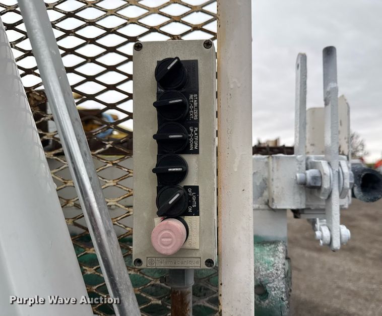 image for item EG2250 1997 Ford F700 scissor lift truck