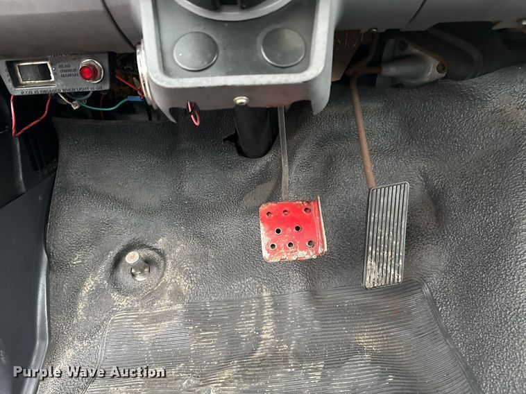 image for item EG2250 1997 Ford F700 scissor lift truck