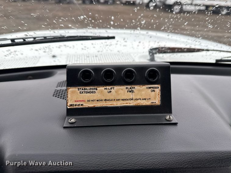 image for item EG2250 1997 Ford F700 scissor lift truck