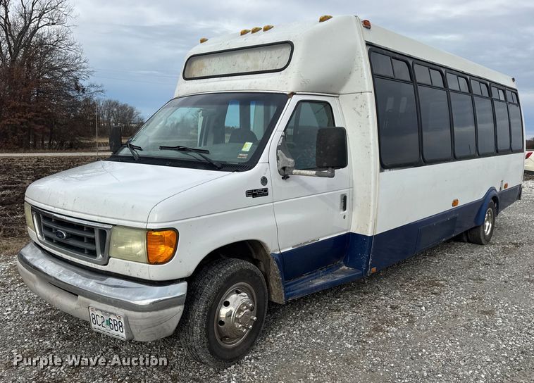 image for item EN0882 2004 Ford E450 shuttle bus