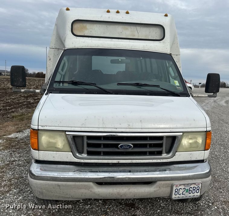image for item EN0882 2004 Ford E450 shuttle bus