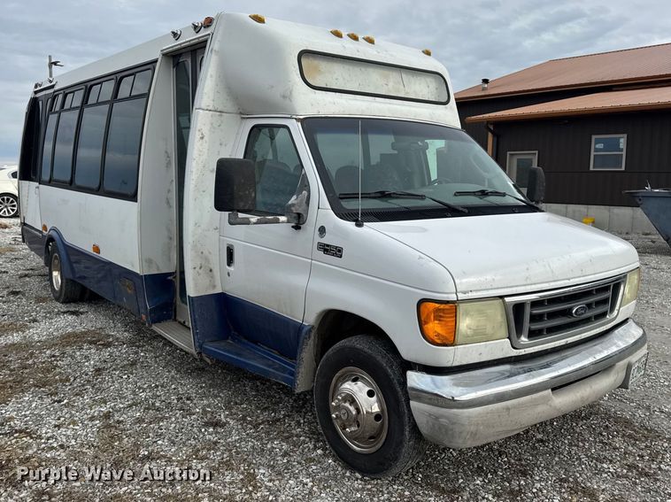 image for item EN0882 2004 Ford E450 shuttle bus