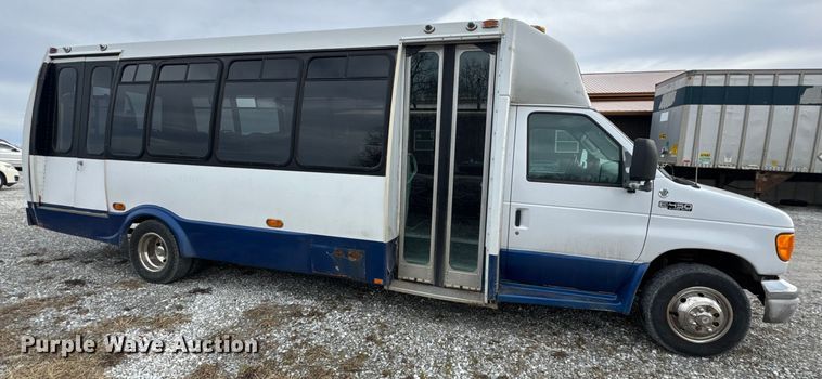 image for item EN0882 2004 Ford E450 shuttle bus