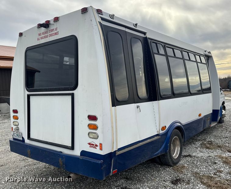 image for item EN0882 2004 Ford E450 shuttle bus