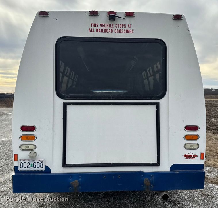 image for item EN0882 2004 Ford E450 shuttle bus