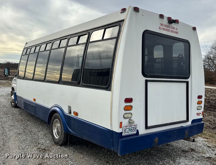 image for item EN0882 2004 Ford E450 shuttle bus