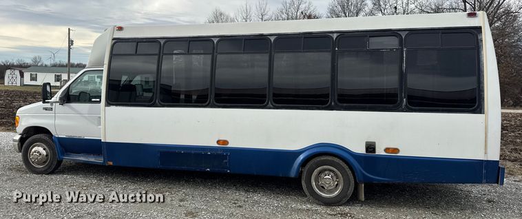 image for item EN0882 2004 Ford E450 shuttle bus