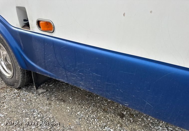 image for item EN0882 2004 Ford E450 shuttle bus