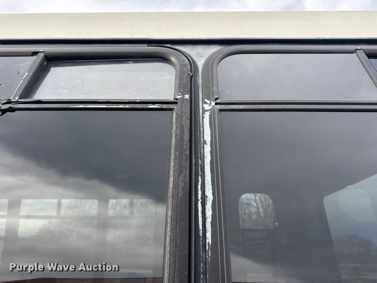 image for item EN0882 2004 Ford E450 shuttle bus