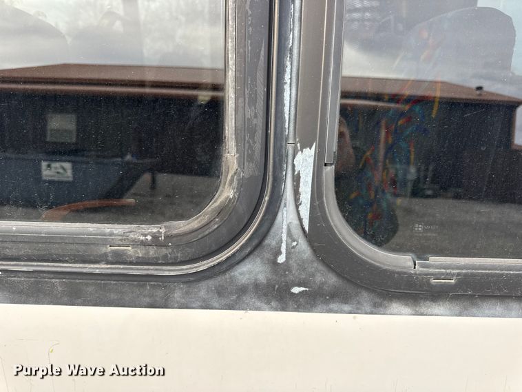 image for item EN0882 2004 Ford E450 shuttle bus