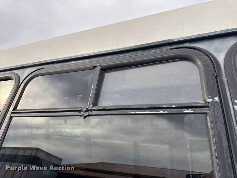 image for item EN0882 2004 Ford E450 shuttle bus