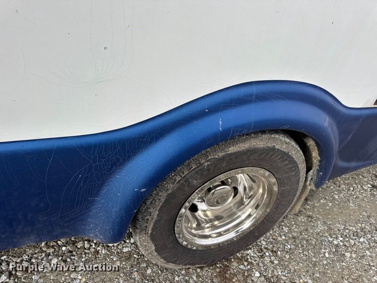 image for item EN0882 2004 Ford E450 shuttle bus