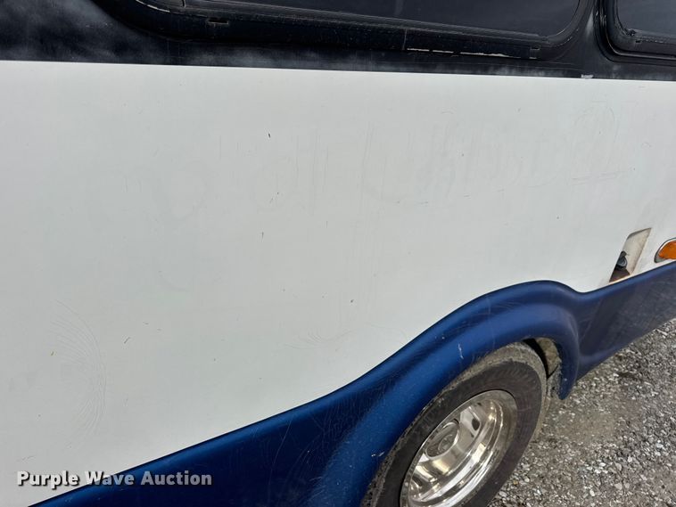 image for item EN0882 2004 Ford E450 shuttle bus