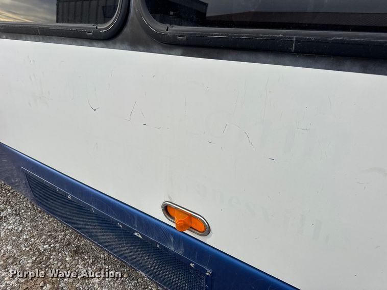 image for item EN0882 2004 Ford E450 shuttle bus