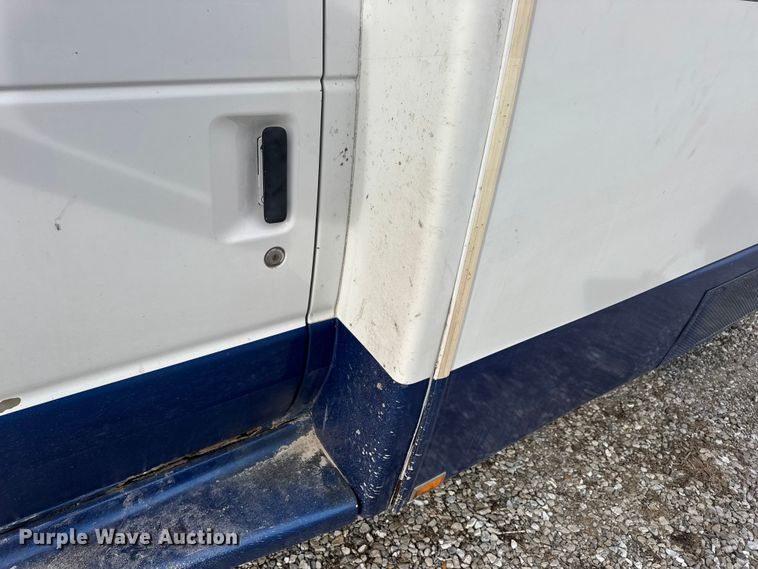 image for item EN0882 2004 Ford E450 shuttle bus