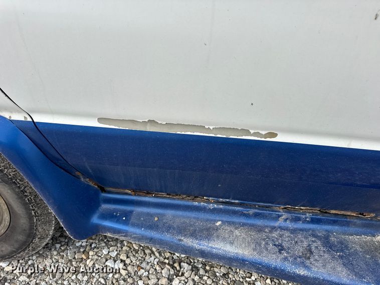 image for item EN0882 2004 Ford E450 shuttle bus