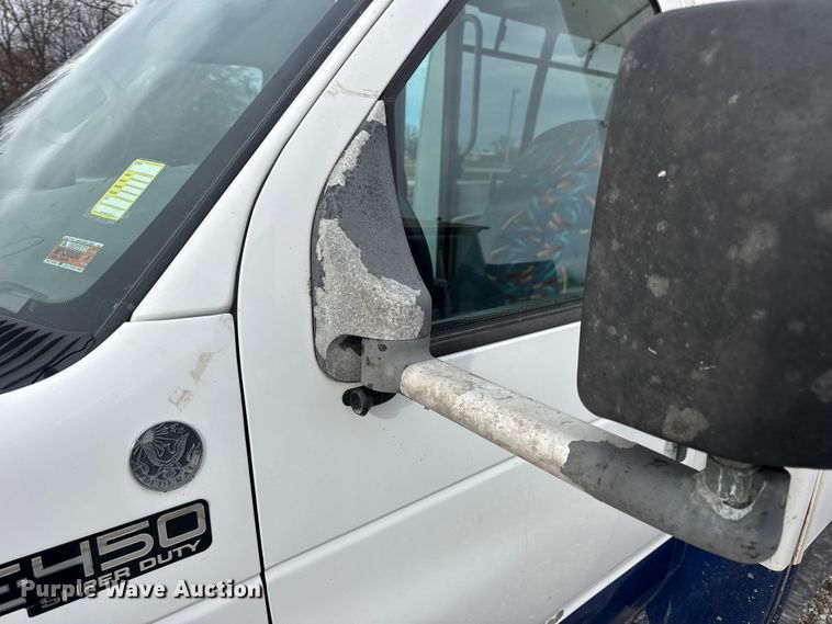 image for item EN0882 2004 Ford E450 shuttle bus