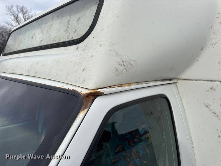 image for item EN0882 2004 Ford E450 shuttle bus