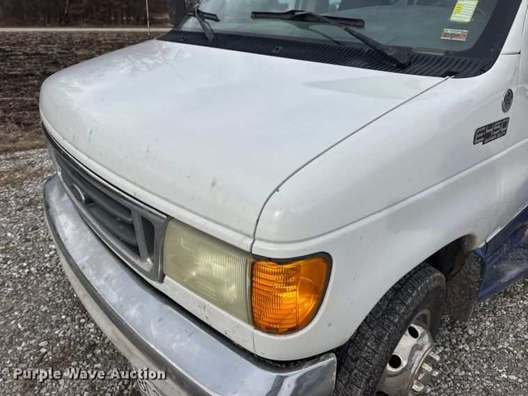 image for item EN0882 2004 Ford E450 shuttle bus
