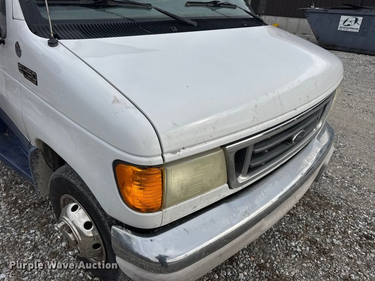 image for item EN0882 2004 Ford E450 shuttle bus