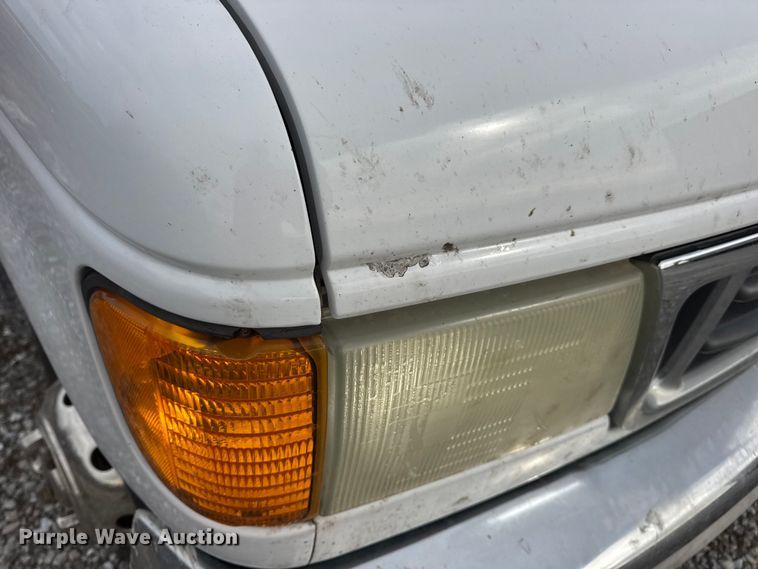 image for item EN0882 2004 Ford E450 shuttle bus