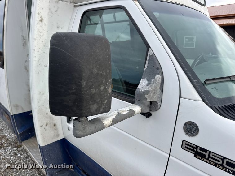 image for item EN0882 2004 Ford E450 shuttle bus