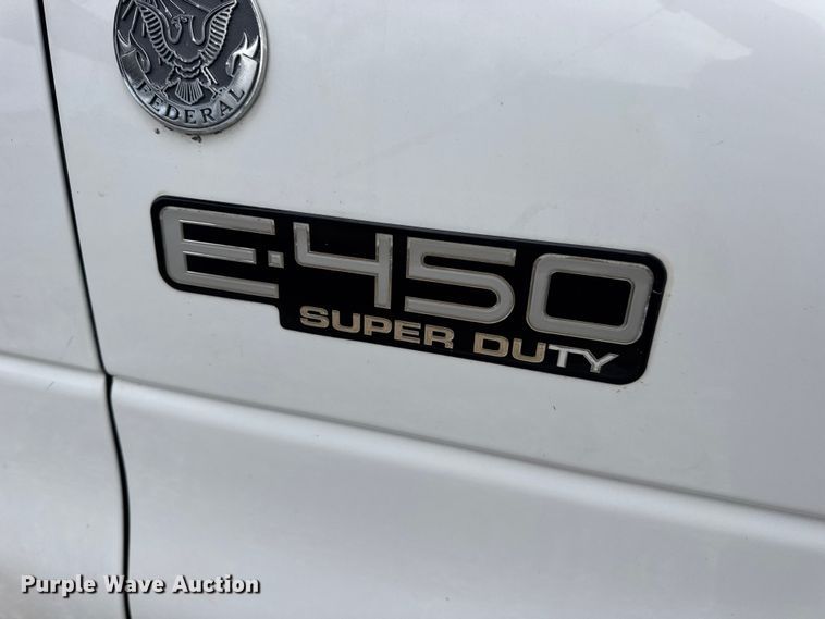 image for item EN0882 2004 Ford E450 shuttle bus