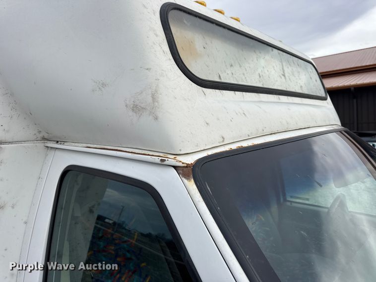 image for item EN0882 2004 Ford E450 shuttle bus