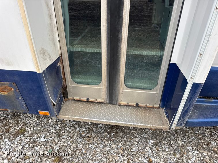 image for item EN0882 2004 Ford E450 shuttle bus