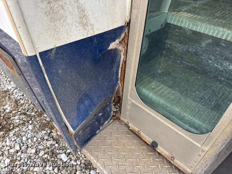 image for item EN0882 2004 Ford E450 shuttle bus