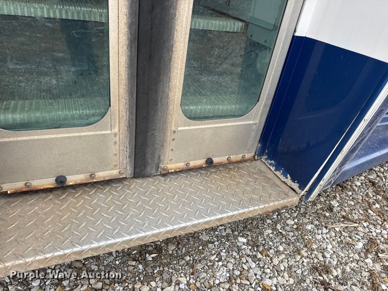 image for item EN0882 2004 Ford E450 shuttle bus