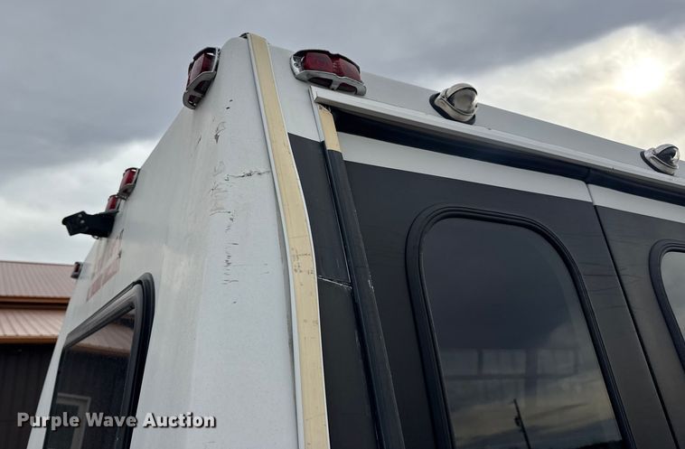 image for item EN0882 2004 Ford E450 shuttle bus